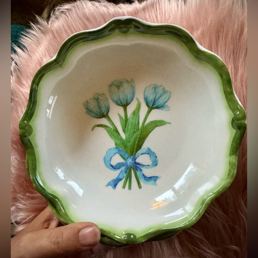 4 Elegant Green and White Floral Bowls - Picture 3 of 10